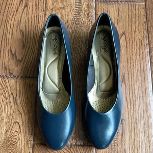 Soft Style Angel II Navy Shoe - brand new-